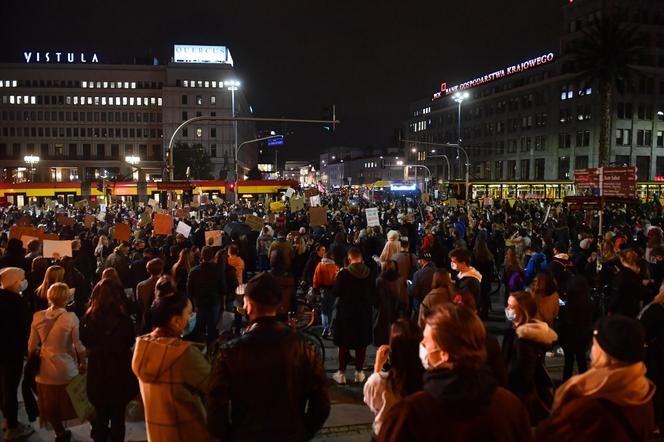 Ogólnopolski Strajk Kobiet: Protesty w całej Warszawie