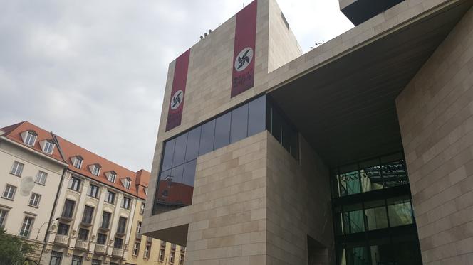 Te flagi na Teatrze Capitol wzbudzają sporo kontrowersji. Nawiązanie do symboliki nazistowskiej to nie przypadek [AUDIO]