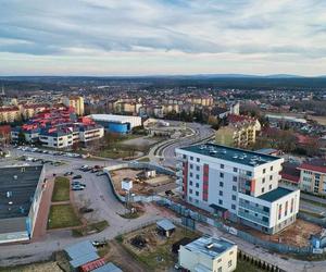 Blok przy Alei Świętego Jana Pawła II 28 prawie gotowy. Tak wygląda w środku