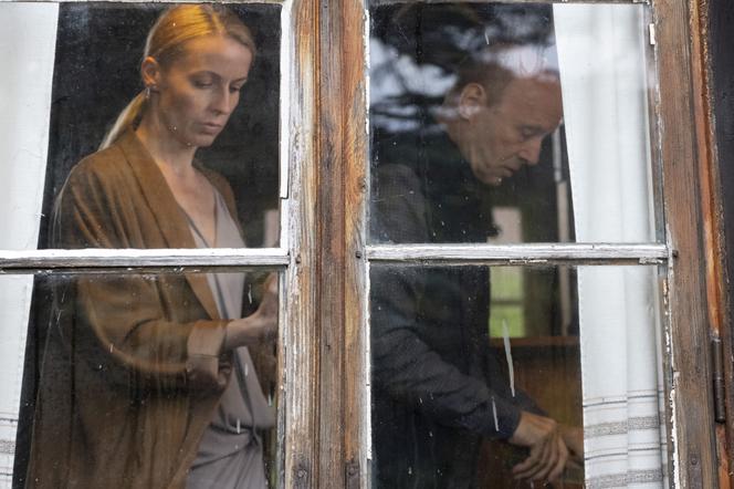 Pułapka 2 sezon odc. 7. Koman (Krzysztof Pieczyński), Elżbieta (Agnieszka Judycka