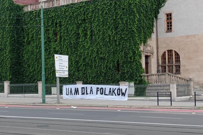 UAM dla Polaków - taki transparent zawisł przy siedzibie UAM