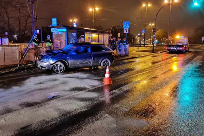 Niebezpieczny wypadek na ul. Focha w Bydgoszczy. Samochód osobowy wbił się w przystanek!