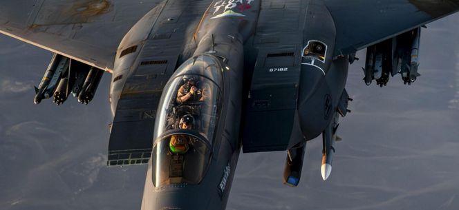 Amerykańskie F-15E powracające z patrolu