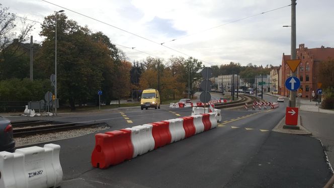 Autobusy (ledwo) przeciskają się przez torowisko przed mostem Bernardyńskim. Czy nie mogłyby zawracać na rondzie? 