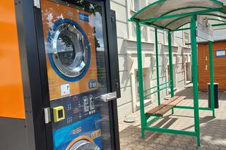 Bydgoszczanie piorą pod bazyliką. Pralkomat to ratunek dla tych, którym nie starcza na rachunki