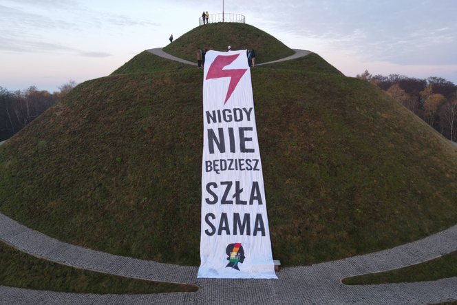 Strajk Kobiet - baner na kopcu Piłsudskiego