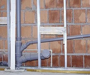 Instalacja kanalizacyjna wewnątrz domu
