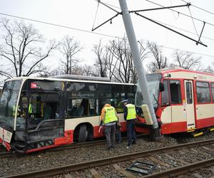 Poważny wypadek w Gdańsku. Zderzenie autobusu z tramwajem. Kilkunastu poszkodowanych