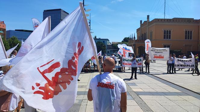 Protest pracowników PKP Cargo we Wrocławiu. Pracę ma stracić prawie 400 osób 