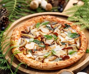 Pizza z grzybami leśnymi: przepis na pizza bianca z borowikami i kurkami
