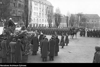 Tak kiedyś wyglądały uroczystości i manifestacje na placu Wolności w Poznaniu