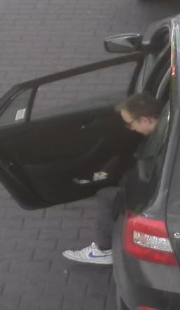 Rozbój i kradzież samochodu w Toruniu - policja prosi o pomoc
