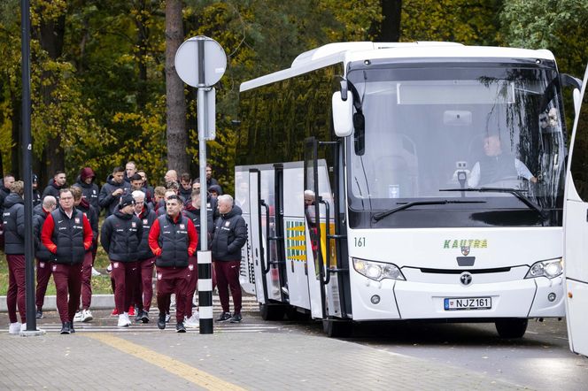 Reprezentacja zmokła na spacerze. Lewandowski się krył przed deszczem