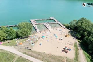 Ogromny pomost i piaszczysta plaża. To miejsce na Mazurach przyciąga tłumy turystów. Zobacz zdjęcia