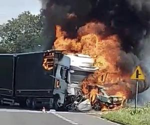 Dębówka. Tir zderzył się z osobówką. Oba pojazdy spłonęły!