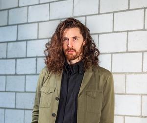 Hozier w Polsce! Piosenkarz nowym headlinerem Open'er Festivalu 2024 [DATA, BILETY]