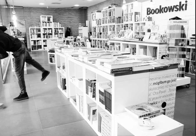 Czy warto robić zakupy w małych lokalnych księgarniach? Bookowski z Poznania pokazuje, że tak