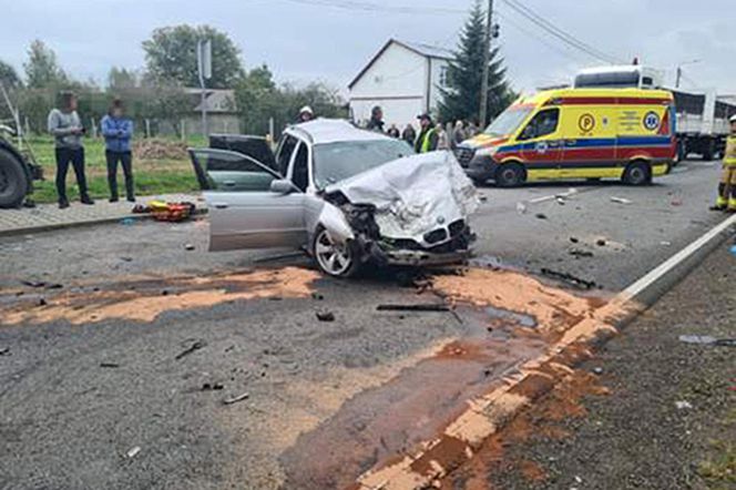 Wypadek trzech pojazdów na DK79 w Ożarowie. Kierowców dwóch ciężarówek i BMW zabrały karetki