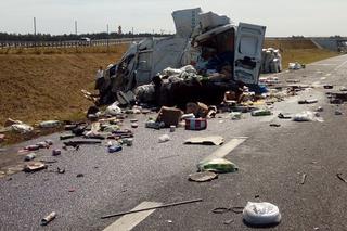 Karambol na trasie S7 pod Olsztynem - przepakowywali ładunek na pasie autostrady