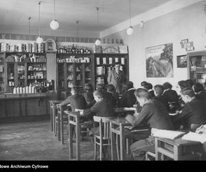Uczniowie Gimnazjum Kupieckiego Towarzystwa Szkoły Ludowej w Rzeszowie podczas lekcji. 1939.