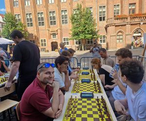 Szachiści opanowali centrum Torunia. Turniej błyskawiczny na Rynku Staromiejskim