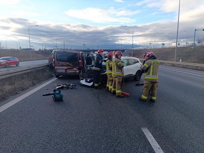 Karambol na autostradzie A4 na wysokości Zabrza. Zderzyły się cztery pojazdy. Poważne utrudnienia 