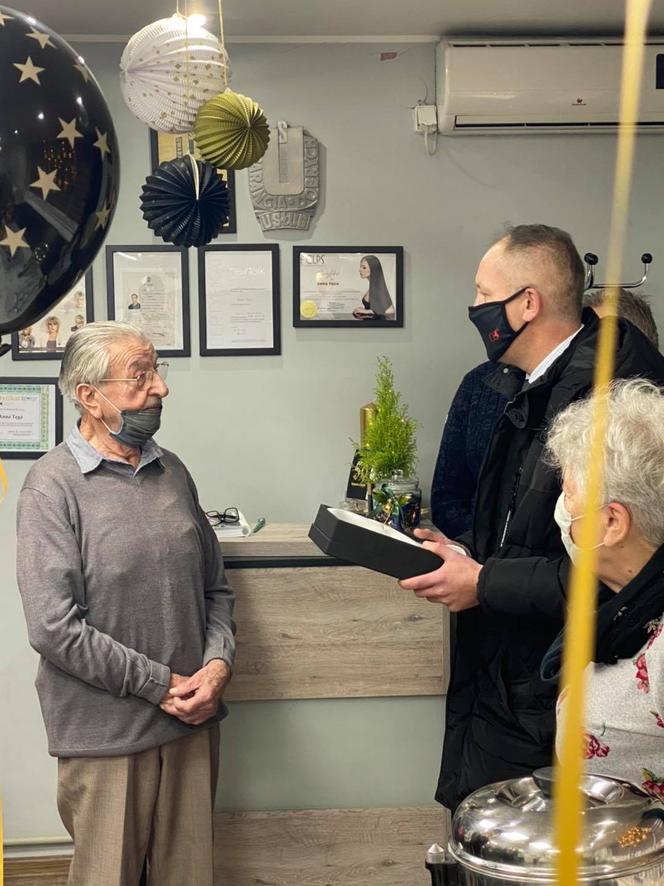 Przechodzi na emeryturę po 76 latach pracy! Słynny fryzjer z Leszna kończy karierę! [ZDJĘCIA]