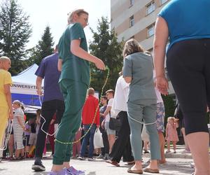 Przeskoczyli mukowiscydozę! Przy Uniwersyteckim Szpitalu Dziecięcym w Lublinie skakanki poszły w ruch. ZDJĘCIA