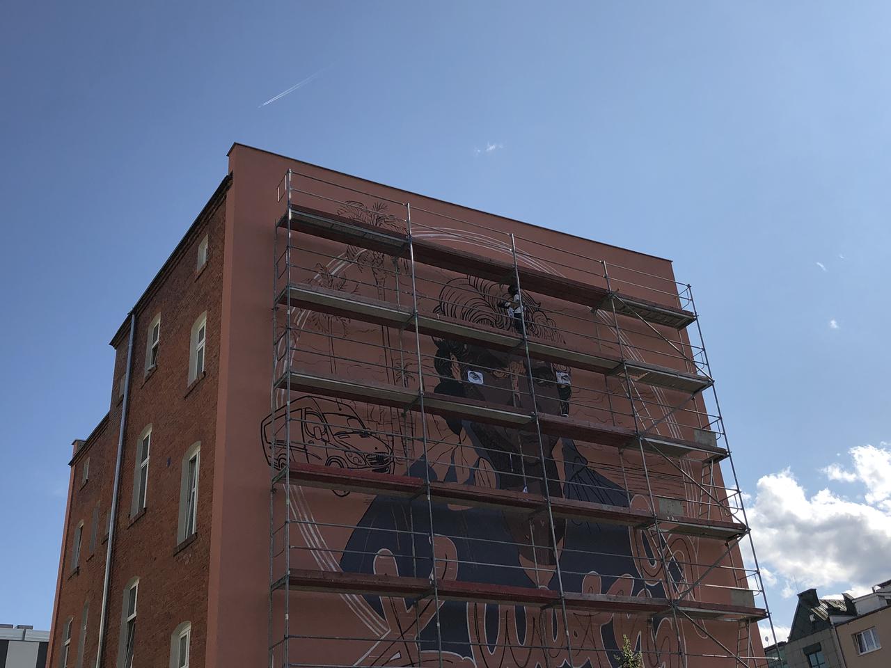 Mural Krzysztofa Krawczyka powoli pokazuje się na kamienicy przy Krakowskiej