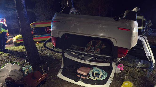 Straszliwe dachowanie na DK 10! W środku pojazdu były dzieci