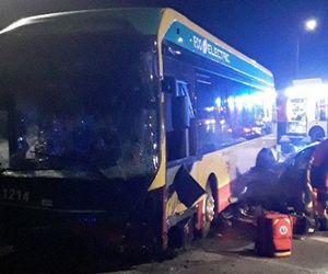 Poważny wypadek w Łodzi. Autobus MPK zderzyły się z osobówką. Cztery osoby poszkodowane
