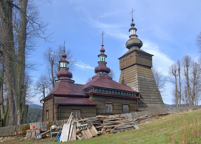 To jedna z najmniejszych małopolskich wsi. Kiedyś król Polski podarował ją biskupowi z Krakowa 