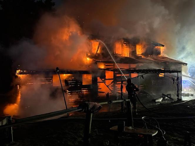  „Chwile przed tragedią miejsce tętniło życiem”. Ogromny pożar stadniny na Białołęce. Spłonęło 8 koni