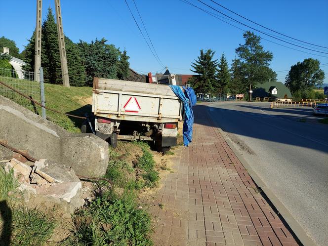 Ciągnik z pszenicą wylądował w rowie