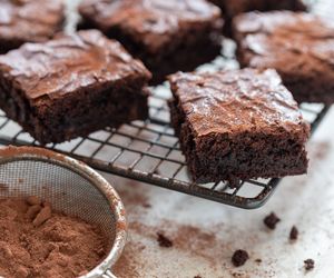Czekoladowe, bez białego cukru i proszku do pieczenia. To pyszne brownie zrobisz z 3 składników 