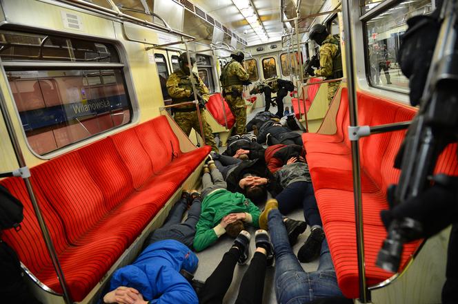 Ćwiczenia SOP w stołecznym metrze