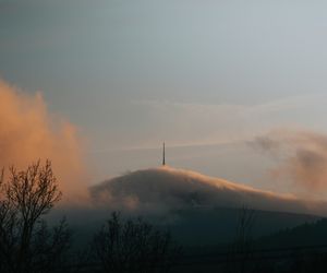 Kosmiczny hotel w Sudetach na sprzedaż! Ikona socmodernizmu zmieni właściciela