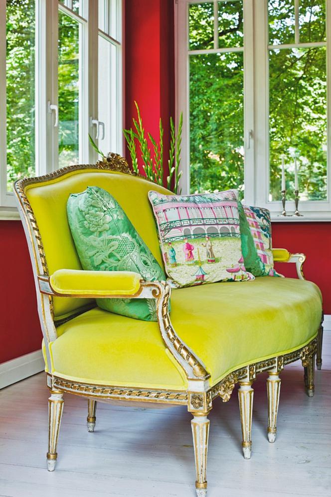 Sofa w stylu klasycznym w nietypowym kolorze