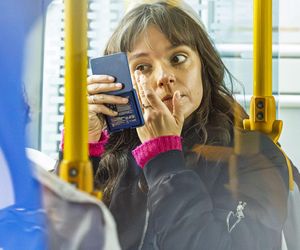 Jachira maluje się w tramwaju