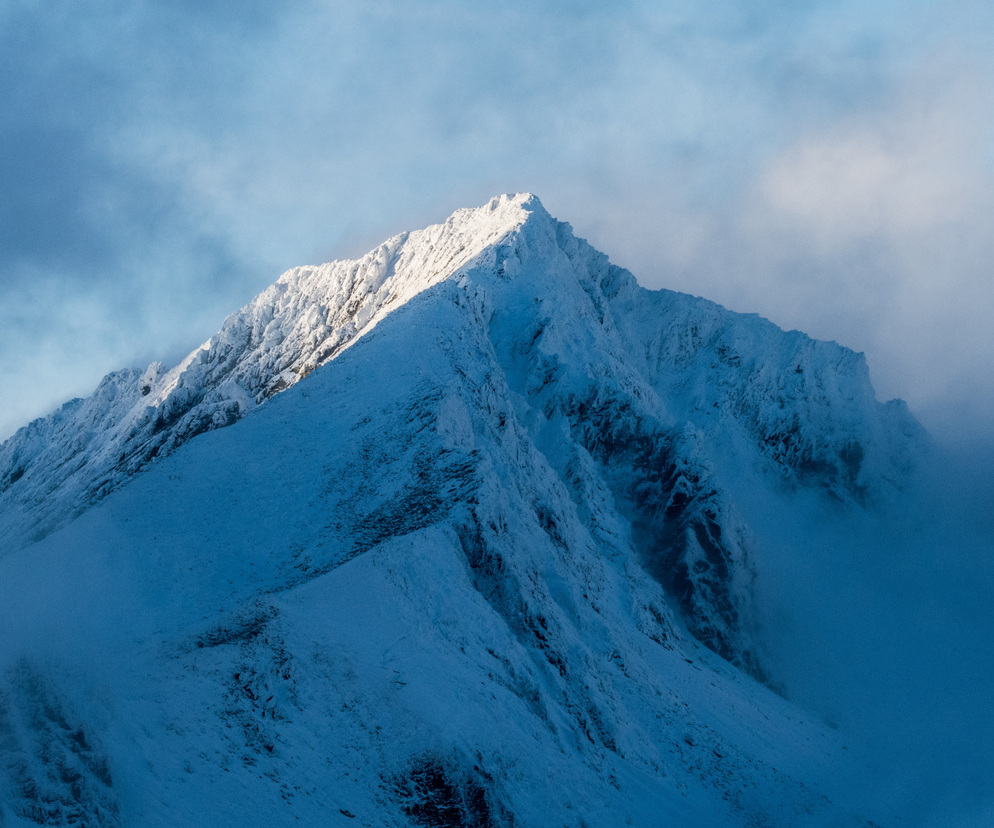 Drugi stopień zagrożenia lawinowego w Tatrach. Służby ostrzegają przed trudnymi warunkami 