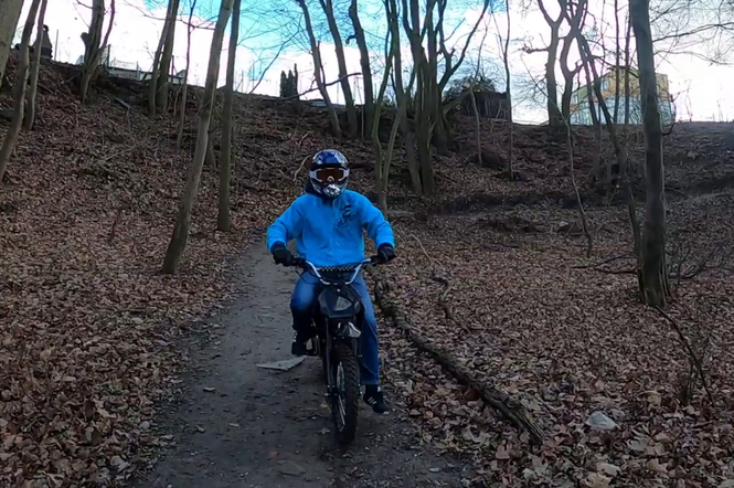 Motocyklista w lesie