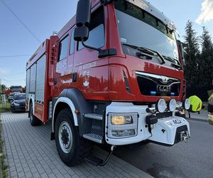 Dostawczak wjechał pod pociąg! Ogromne utrudnienia na kolei