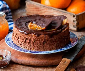Czekoladowo-pomarańczowe ciasto musowe. Dla miłośników czekolady przełamanej cytrusowymi nutami