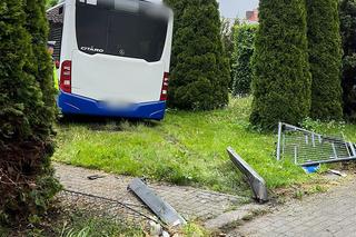 Autobus MPK wjechał na posesję pod Krakowem. Są ranni