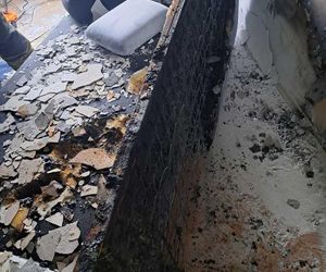 Policjanci uratowali seniorów z płonącego budynku