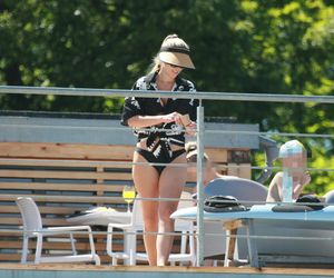 Marlena Muranowicz, wkrótce była żona Mroczka w bikini na plaży.