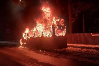 Bus stanął w ogniu! Samochód doszczętnie spłonął