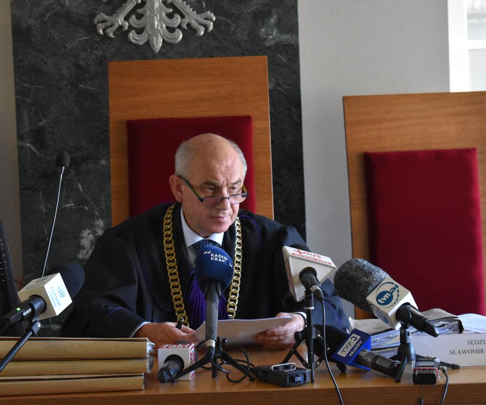Sędzia Sławomir Biskup odczytuje wyrok ws. wypadku na przejeździe kolejowym w Zaskalu