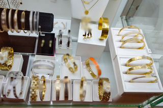 KAS: Podrabiana biżuteria za 1,5 mln zł wykryta przez lubelskich funkcjonariuszy 