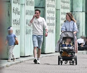 Filip Gurłacz na spacerze z żoną i synem. Nie zwalczył nałogu 